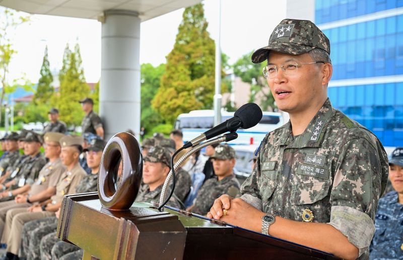 1일 오후 해군잠수함사령부 연병장에서 거행된 도산안창호함 입항 환영행사에서 곽광섭(중장) 해군작전사령관이 격려사를 하고 있다. 해군 제공