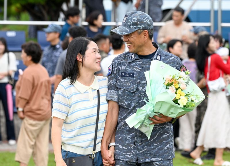 1일 오후 해군잠수함사령부에서 거행된 도산안창호함 입항 환영행사에서 도산안창호함 승조원들이 가족들과 재회의 기쁨을 나누고 있다. 해군 제공