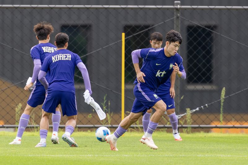 2026 아이치·나고야 아시안게임에 출전하는 23세 이하(U-23) 남자 축구 대표팀 이기혁(앞줄 오른쪽)이 1일 충청남도 천안 코리아풋볼파크에서 훈련하고 있다. 뉴시스