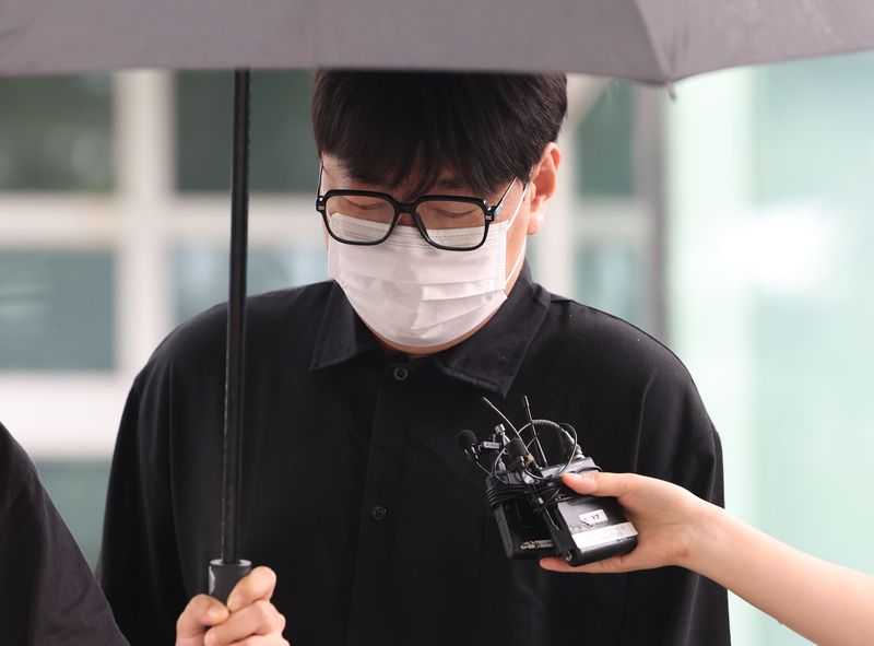 개그맨 이진호가 1일 경기 여주시 수원지방법원 여주지원에서 열린 음주운전 및 불법도박 혐의 사건 1심 선고 공판에서 징역 1년 6개월에 집행유예 3년을 선고 받은 뒤 나오고 있다. 2026.9.1 ⓒ 뉴스1 김영운 기자