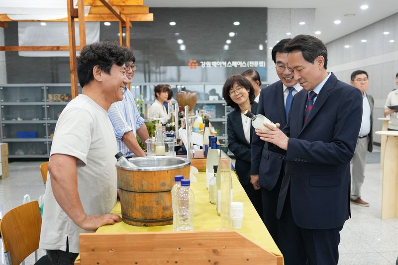 우상호 강원도지사가 1일 춘천 강원창작개발센터에서 열린 2026 청정강원 대표 농식품대전을 방문, 도내 대표 농식품을 살펴보고 있다. 강원자치도 제공