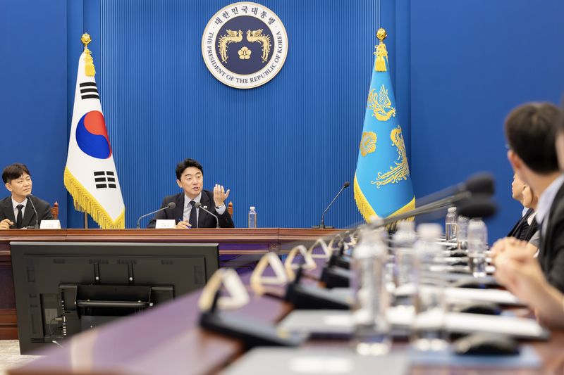 강훈식 대통령비서실장이 1일 청와대 청년 펠로우 20명과 오리엔테이션을 가졌다. [사진=청와대 제공] *재판매 및 DB 금지