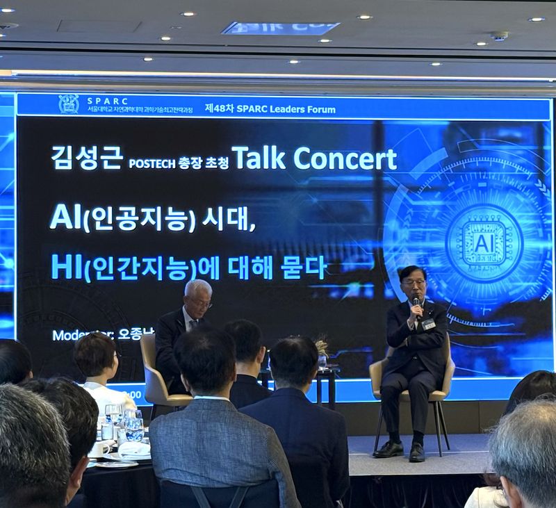 김성근 포스텍 총장(오른쪽)이 1일 서울 중구 웨스틴조선호텔에서 열린 서울대 자연과학대학 스파크(SPARC) 리더스포럼 토크콘서트에서 오종남 스파크 명예주임교수와 대담하고 있다. 사진=최혜림 기자