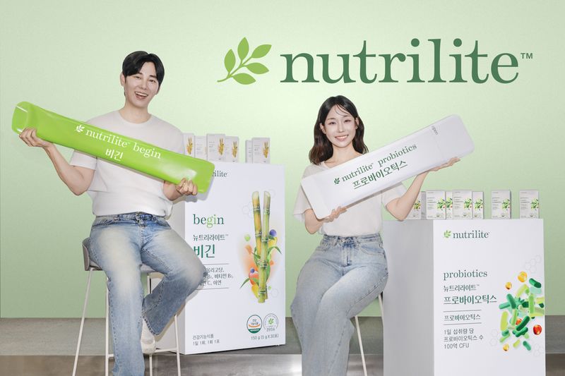 '뉴트리라이트 비긴'과 '뉴트리라이트 프로바이오틱스' 홍보 포스터. 한국암웨이 제공
