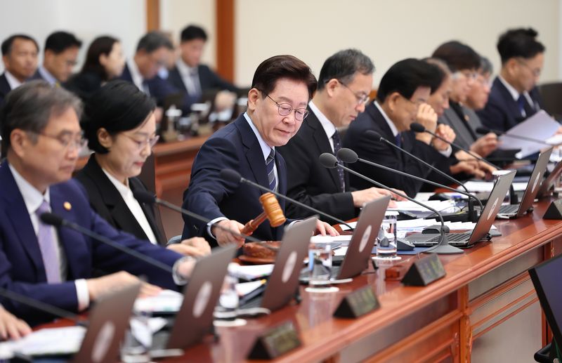 "물가 대응 자신 있나요" 이재명 대통령이 1일 청와대에서 역대 최대인 821조원 규모의 2027년 예산안 심의를 위한 국무회의를 주재하고 있다. 이 대통령은 이날 회의에서 경제부총리 겸 재정경제부 장관 후보자로 지명된 이형일 재경부 1차관(왼쪽 네번째)에게 "물가 대응에 자신 있느냐"고 물을 정도로 물가관리의 중요성을 강조했다. 연합뉴스
