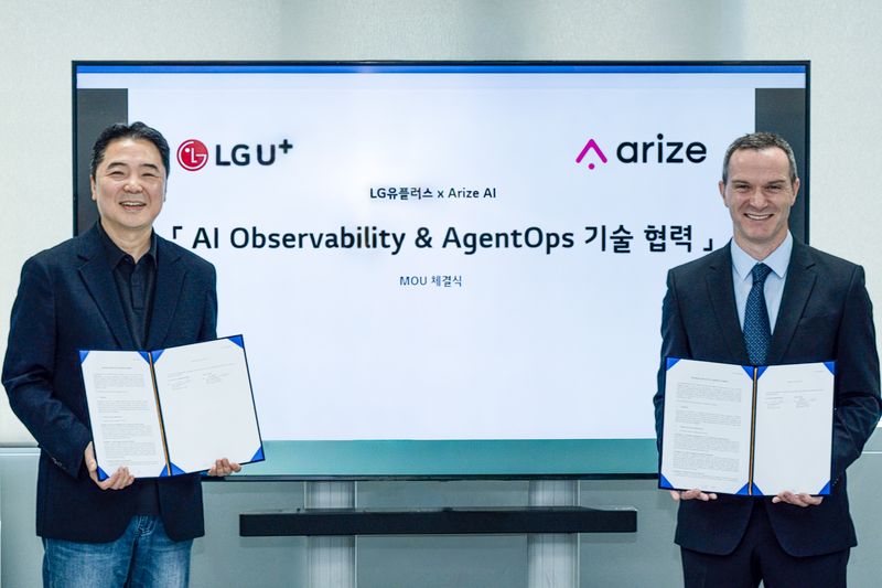 이상엽 LG유플러스 CTO(왼쪽)와 패트릭 켈리(Patrick Kelly) 어라이즈 AI 아시아태평양 지역 총괄 책임자가 서울 마곡 LG유플러스 사옥에서 열린 협약식에서 기념 촬영을 하고 있다. LG유플러스 제공