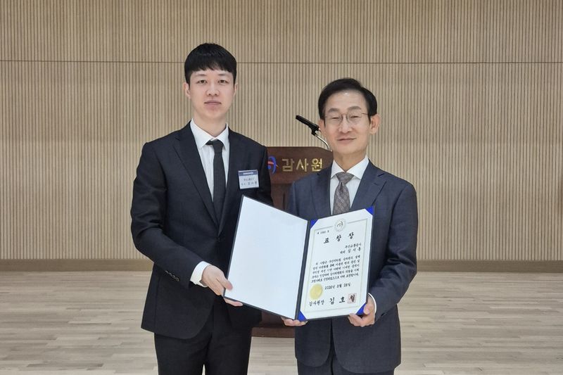 지난달 28일 감사원 대강당에서 열린 '2026년도 상반기 모범사례 포상 행사'에서 부산교통공사 제3여객사업소 김시훈 대리(왼쪽)가 모범공직자로 감사원장 표창을 받은 후 기념사진을 촬영하고 있다. 부산교통공사 제공