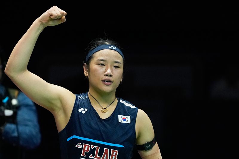 [뉴델리=AP/뉴시스] 안세영(1위)이 22일(현지 시간) 인도 뉴델리에서 열린 2026 세계배드민턴연맹(BWF) 세계선수권대회 여자 단식 준결승에서 왕즈이(3위·중국)를 물리친 후 환호하고 있다. 안세영이 2-0(24-22 21-16)으로 승리하고 결승에 올라 야마구치 아카네(2위·일본)와 우승을 다툰다. 2026.08.23.