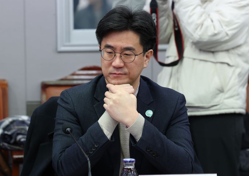 [서울=뉴시스] 이영환 기자 = 오준호 기본소득당 공동대표가 26일 오전 서울 여의도 국회 의원회관에서 열린 개혁연합신당(기본소득당, 열린민주당, 사회민주당) 국가혁신 자문위원회 위촉식에서 생각에 잠겨 있다. 2023.12.26. 20hwan@newsis.com