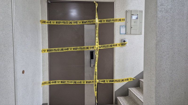 [청주=뉴시스] 박은수 기자 = 31일 오후 1시37분께 충북 청주시 서원구 산남동의 한 아파트에서 부자지간으로 추정되는 남성 2명이 흉기에 찔려 숨진 채 발견된 가운데 사건 현장에 폴리스라인이 설치돼 있다. 2026.08.31. mercurypark@newsis.com