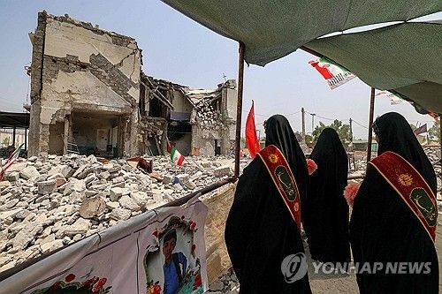미군 공습에 무너진 건물 바라보는 이란 여성들. 기사 내용과 직접 관련 없음. (출처=연합뉴스)