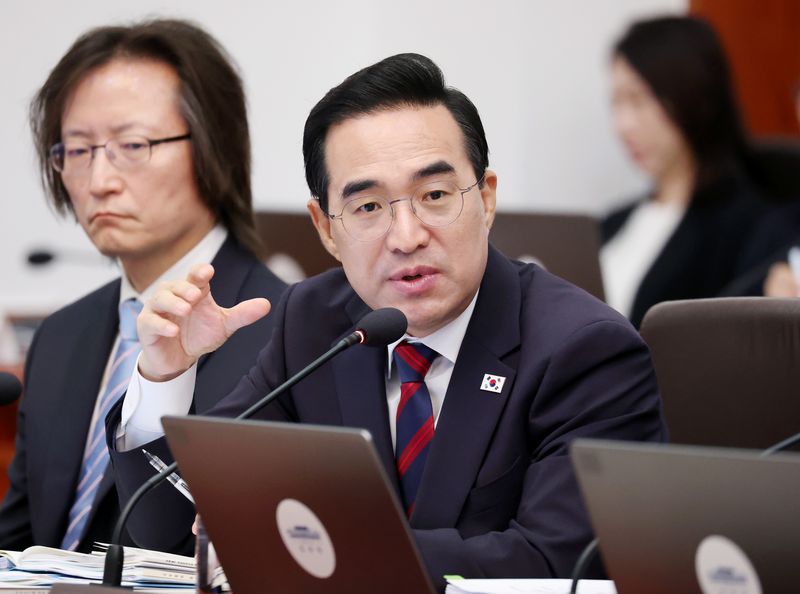 박홍근 기획예산처 장관이 1일 청와대에서 열린 국무회의에서 이재명 대통령의 질의에 답하고 있다. 뉴시스