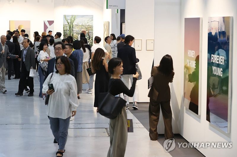 북적이는 프리즈 서울 (출처=연합뉴스)