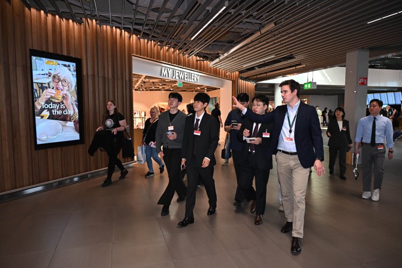 팀 로아스 스키폴공항 국제협력부장이 9월 1일(현지시간) 네덜란드 암스테르담 스키폴공항에서 기자들에게 리뉴얼 현장을 소개하고 있다. 사진=공항사진기자단