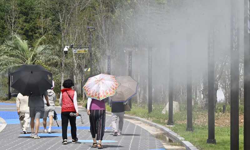 [여수=뉴시스] 양시원 기자 = 29일 전남광주 여수시 돌산읍 여수세계섬박람회 주행사장에서 2026여수세계섬박람회 프리뷰데이가 열렸다. 이날 박람회장을 찾은 시민들이 더위를 피해 쿨링포그 아래로 걷고 있다. 2026.08.29. goodwrite97@newsis.com