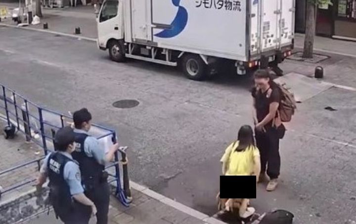 일본 신주쿠의 길 한복판에 있는 하수구 위에서 한 여성이 대변을 보는 영상이 올라와 논란이다. 사진=X 캡처, 뉴시스