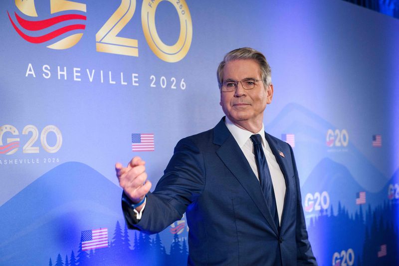 스콧 베센트 미국 재무장관이 1일(현지시간) G20 재무장관 회의에 참석하기 전 언론에 브리핑하고 있다. 주요 20개국(G20) 재무장관들은 트럼프 행정부가 이란에 대한 경제적 압박을 강화하려는 가운데 회담을 이어가고 있다. AFP 연합뉴스
