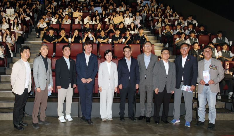 지난 29일 열린 ‘방송콘텐츠 경연대회 2026’ 시상식에서 주요 참석자들이 참가 학생들과 함께 기념촬영을 하고 있다. 앞줄 왼쪽부터 KCTV제주 부강언 편성제작국 차장, KCTV제주 공대인 대표이사, 오경남 제주특별자치도의회 의원, 강충룡 제주특별자치도의회 의원, 고의숙 제주특별자치도교육감, NS홈쇼핑 이상근 상무, 강재원 한국방송학회장(동국대학교 교수), 박주성 한국방송통신전파진흥원 단장, 강동우 제주특별자치도의회 의원, 양영수 제주특별자치도의회 의원. (NS홈쇼핑 제공)
