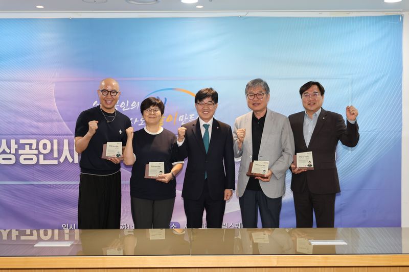 인태연 소상공인시장진흥공단 이사장이 새로 위촉된 소진공 명예이사들과 기념촬영을 하고 있다. 왼쪽부터 방송인 홍석천씨, 김은희 걷고싶은도시만들기시민연대 이사, 인태연 이사장, 신규철 한국중소상인자영업자총연합회 교육본부장, 김현성 국가인공지능전략위원회 자문위원. 소상공인시장진흥공단 제공