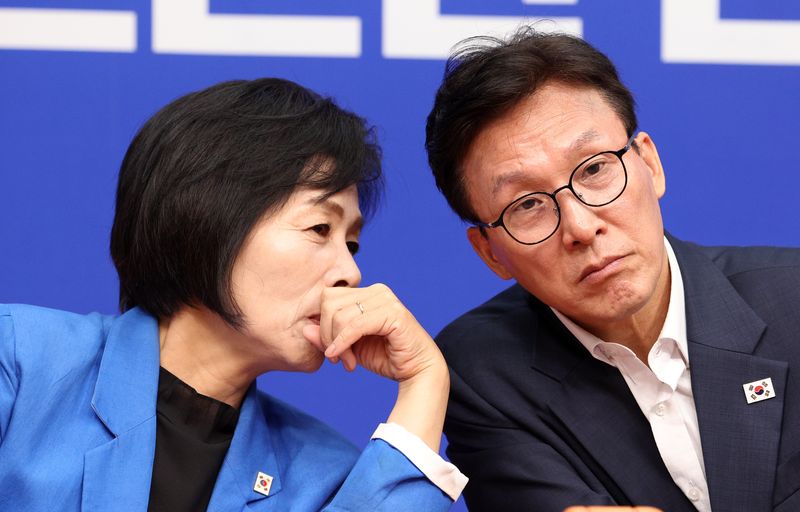 [서울=뉴시스] 고범준 기자 = 김민석 더불어민주당 대표와 최민희 최고위원이 지난달 31일 서울 여의도 국회에서 열린 최고위원회의에서 대화를 하고 있다. 2026.08.31. bjko@newsis.com