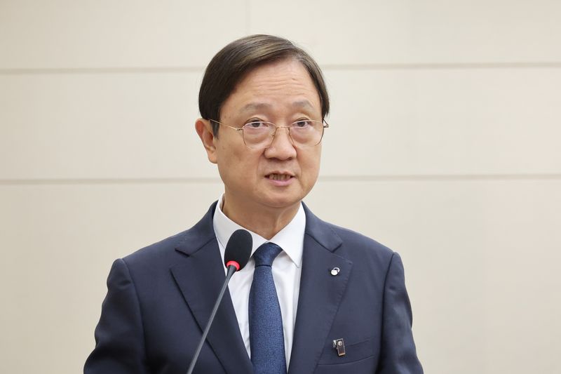 이찬진 금융감독원장이 서울 여의도 국회에서 열린 정무위원회 전체회의에서 업무 보고를 하고 있다. 뉴스1