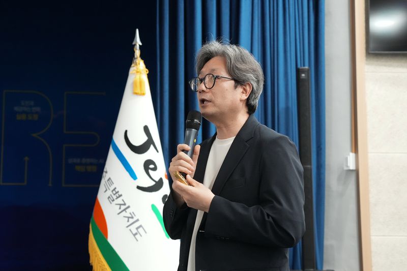 이재승 카카오 부사장이 1일 제주도청 탐라홀에서 ‘특별자치도의 새로운 미래 발전 전략’을 주제로 강연하고 있다. 이 부사장은 제주특별법과 실증 여건을 활용해 기업의 실증과 첫 시장을 제주에서 만들고 성과가 도민 일자리와 소득으로 이어지는 구조를 만들어야 한다고 제안했다. /사진=제주특별자치도 제공