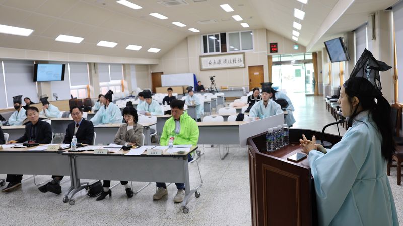 지난해 제주감귤박람회 황감제 본선에서 한 청년농업인이 과수 분야 혁신사례를 발표하고 있다. 올해 공모에서는 신규 농법과 생산성 향상, 매출 증대, 유통 개선, 인력난 해소 등 농업경영을 개선한 사례와 아이디어를 모집한다. /사진=제주국제감귤박람회조직위원회 제공