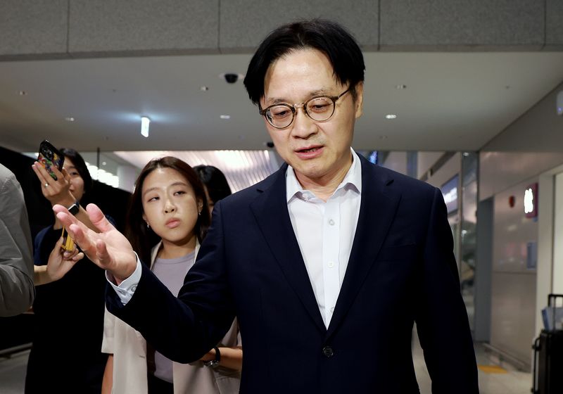 대미 투자 프로젝트 및 한·미 통상 현안 협의를 마친 김정관 산업통상부 장관이 지난달 20일 인천국제공항 2터미널을 통해 귀국해 취재진 질문에 답하고 있다. 2026.8.20 ⓒ 뉴스1 이호윤 기자