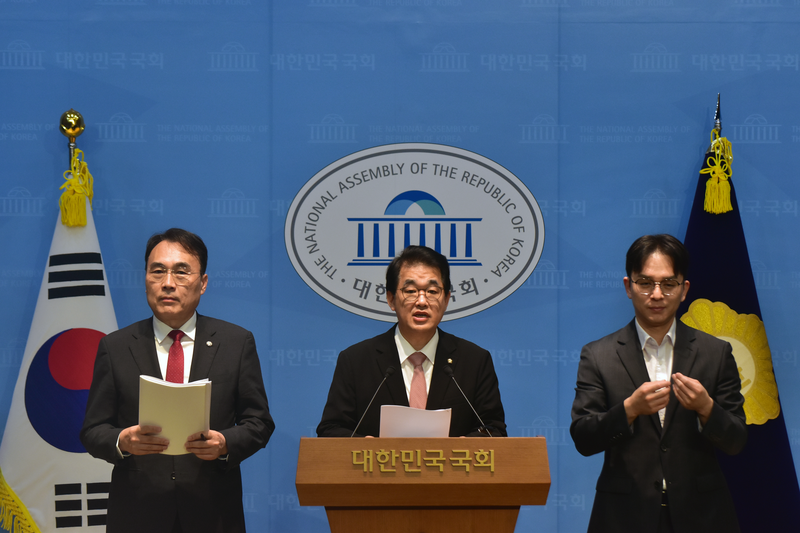 국민의힘 재정경제기획위원들이 1일 국회 소통관에서 기자회견을 열었다. 제공=배준영 의원실