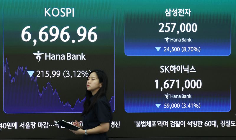 24일 오후 서울 중구 하나은행 본점 딜링룸 전광판에 코스피 등 종가가 표시되고 있다. 2026.8.24 ⓒ 뉴스1 오대일 기자