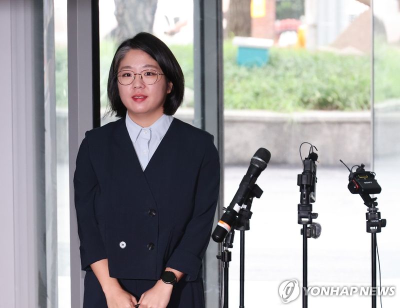 취재진 질문에 답하는 용혜인 성평등가족부 장관 후보자 (출처=연합뉴스)