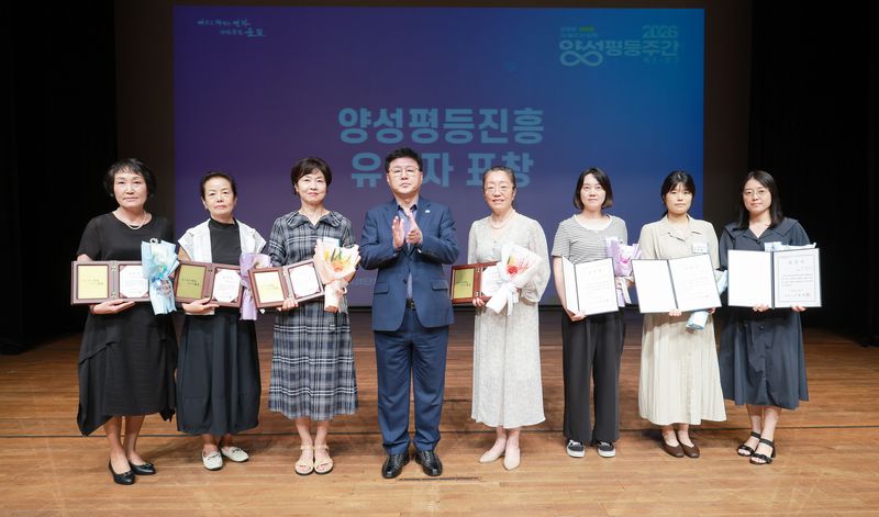 [군포=뉴시스] '2026 양성평등주간 기념행사' 수상자들이 한대희 시장(사진 가운데)과 기념 촬영을 하고 있다. (사진=군포시 제공). 2026.09.02. photo@newsis.com