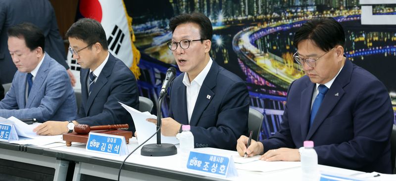 김민석 더불어민주당 대표가 2일 세종시청에서 열린 제8차 최고위원회의에 참석해 발언하고 있다. 연합뉴스
