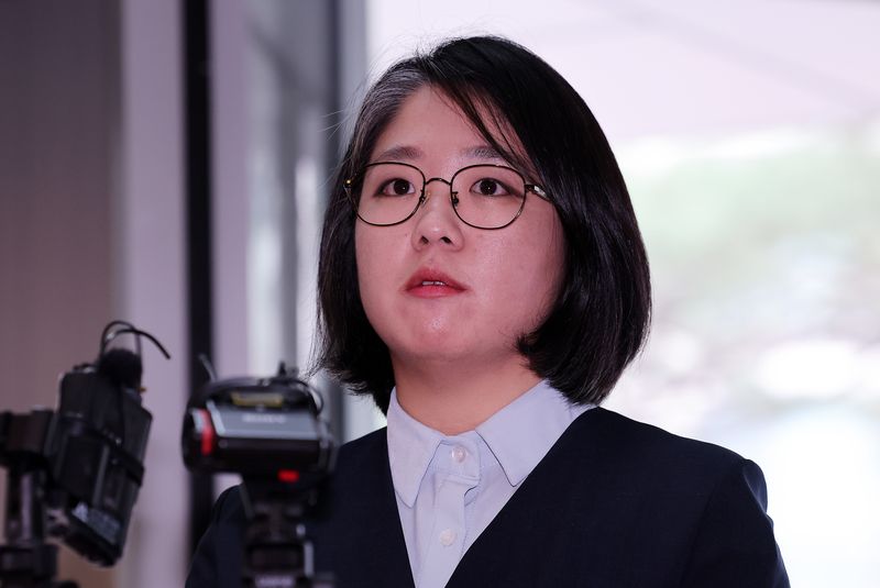 용혜인 성평등가족부 장관 후보자가 2일 오전 서울 서대문구 한국청소년활동진흥원에 마련된 인사청문회 준비사무실로 첫 출근하며 취재진 질문에 답하고 있다. 뉴스1
