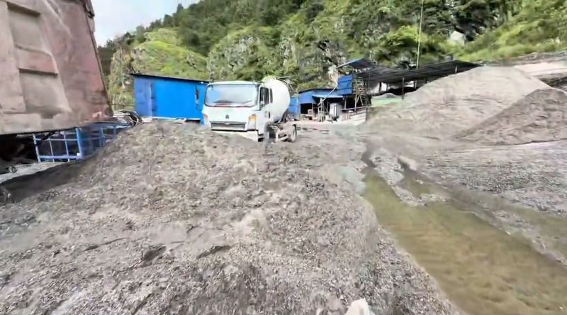 네팔 대규모 홍수로 연락이 두절된 한국인 9명을 수색하기 위해 파견된 정부합동신속대응팀이 1일(현지 시간) 네팔 라수와 어퍼트리슐리(UT-1) 수력발전소 건설현장 일대에서 수색을 하고 있다. (외교부 제공. 재판매 및 DB 금지) 2026.9.1 ⓒ 뉴스1