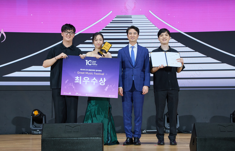 추형욱 SK이노베이션 대표이사(왼쪽에서 3번째)가 지난 1일 서울 강남구 코엑스에서 열린 제10회 ‘전국 발달장애인 음악축제(GMF)’ 시상식에서 최우수상을 받은 ‘라온 트리오’와 기념촬영을 하고 있다. SK이노베이션 제공