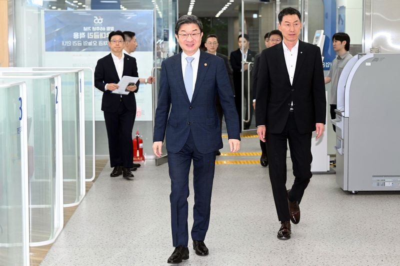 이억원 금융위원장(왼쪽)과 장민영 IBK기업은행장이 2일 오전 서울 종로구 IBK기업은행 광화문지점을 방문해 소상공인 신용평가(SCB) 대출 약정 시연 참관과 간담회에 참석하기 위해 이동하고 있다. 뉴시스
