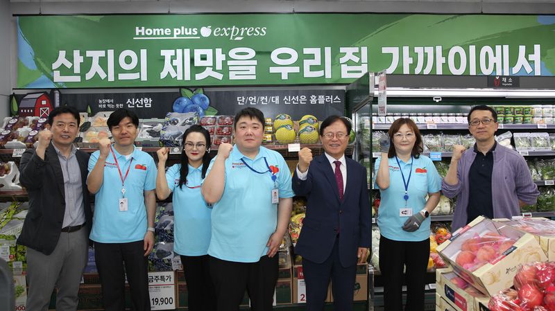 [서울=뉴시스] 1일 홈플러스익스프레스 분당서현점에서 조항목 대표이사(오른쪽 세번째)와 새 유니폼을 입은 임직원들이 홈플러스익스프레스의 새로운 출발을 기념하며 사진을 촬영하고 있다. (사진=NS홈쇼핑 제공) 2026.09.02. photo@newsis.com *재판매 및 DB 금지