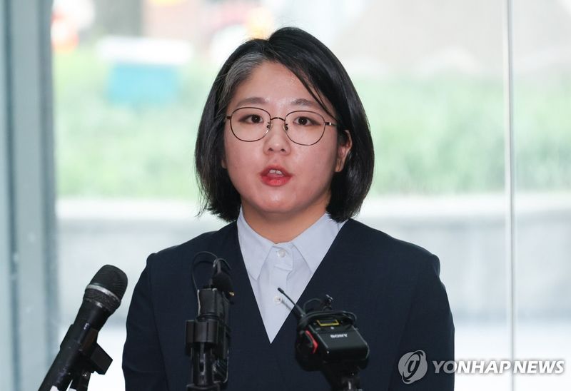 취재진 질문에 답하는 용혜인 성평등가족부 장관 후보자 (출처=연합뉴스)