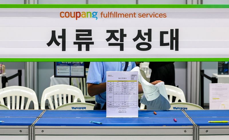 [대구=뉴시스] 이무열 기자 = 27일 대구 남구 영남이공대학교 천마체육관에서 열린 2026 쿠팡 CFS 대구·경북 채용 페스타를 찾은 한 구직자가 입사지원서를 살펴보고 있다. 2026.05.27. lmy@newsis.com