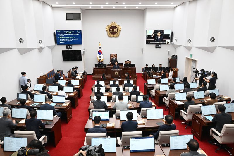 2일 제454회 제1차 정례회가 시작되는 제주특별자치도의회 본회의장. 이번 회기에서는 위성곤 제주도지사와 고의숙 제주도교육감을 상대로 한 첫 도정·교육행정질문을 비롯해 2025회계연도 결산과 주요 조례·동의안 심사가 진행된다. /사진=제주특별자치도의회 제공