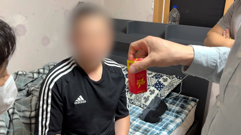 부산본부세관 직원들이 1군 임시마약류 ‘러시’를 주문받은 한 매수자를 검거하고 있는 현장. 부산본부세관 제공