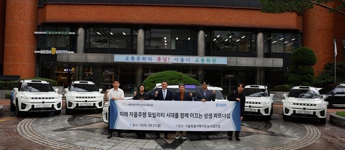 SWM 관계자와 서울택시조합 관계자가 서울특별시교통회관 앞에서 기념촬영을 하고 있다. /사진=SWM