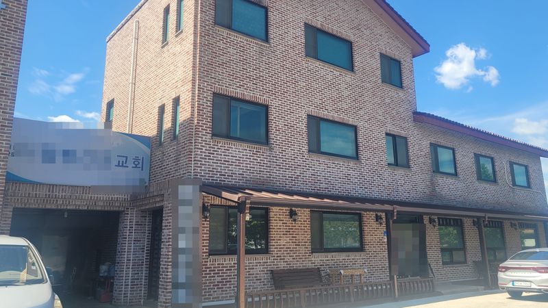 [천안=뉴시스] 최영민 기자=지난달 5일 고열과 의식저하 증세로 119 구급대에 의해 병원으로 옮겨졌지만 숨진 11세 A군이 지냈던 천안시 성거읍 소재 교회의 모습. 2026.08.11 ymchoi@newsis.com