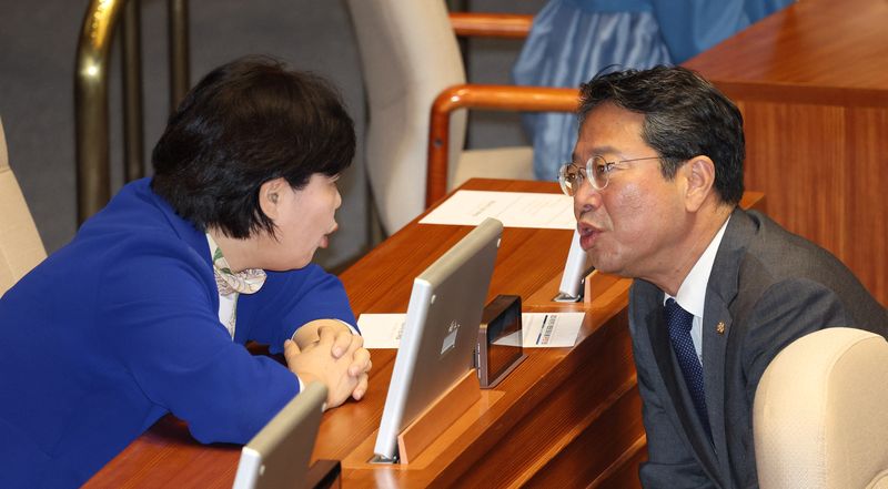 [서울=뉴시스] 고범준 기자 = 법무부 장관 후보자 김승원 더불어민주당 의원과 서영교 의원이 1일 서울 여의도 국회에서 열린 제439회 국회(정기회) 제1차 본회의에서 대화를 나누고 있다. 2026.09.01. bjko@newsis.com