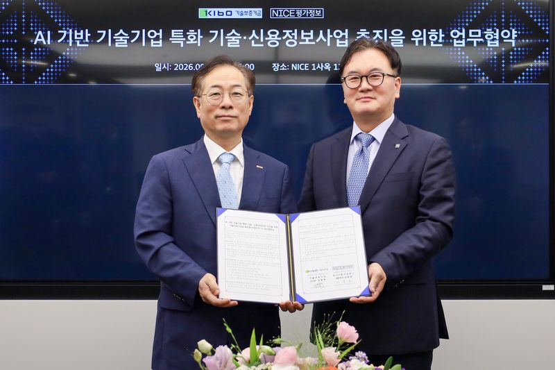 권형택 기술보증기금 이사장(왼쪽)과 김종윤 NICE평가정보 대표이사가 기념사진을 찍고 있다.(기술보증기금 제공)