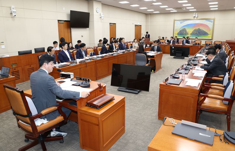 박상혁 국회 정무위 법안심사제1소위원회 위원장이 2일 여의도 국회에서 열린 제439회국회(정기회) 정무위원회 제1차 법안심사제1소위원회에서 의사봉을 두드리고 있다. 뉴시스