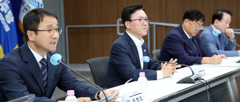 정부의 내년 예산안이 발표된 다음 날인 2일 김민석 더불어민주당 대표와 지도부가 2일 세종시청을 방문해 예산정책협의회를 개최하고 있다. 연합뉴스