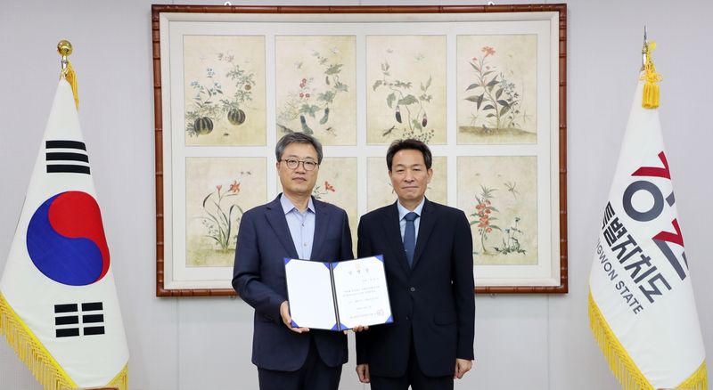 빅경우 신임 도 사회서비스원장(왼쪽)과 우상호 도지사 (출처=연합뉴스)