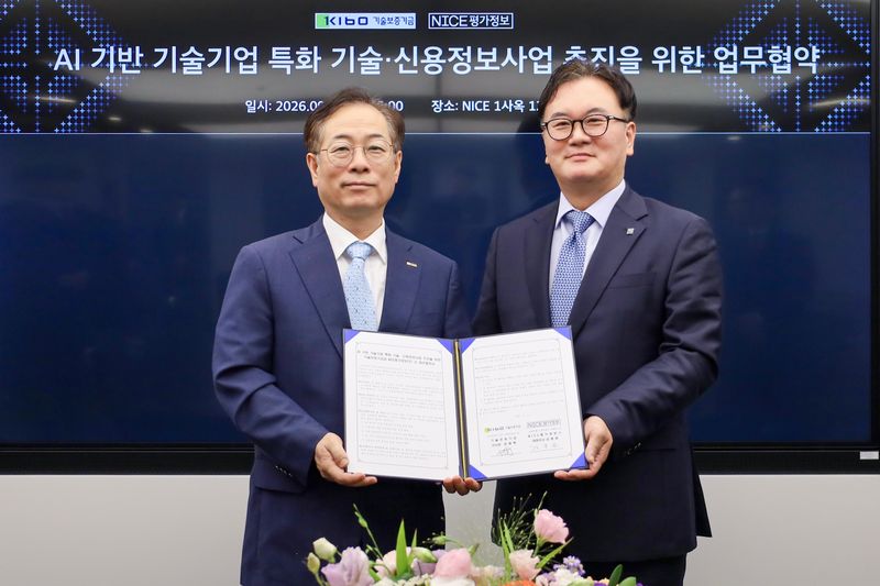 권형택 기보 이사장(왼쪽)과 김종윤 NICE평가정보 대표이사가 2일 업무협약 체결 후 기념촬영을 하고 있다. 기술보증기금 제공